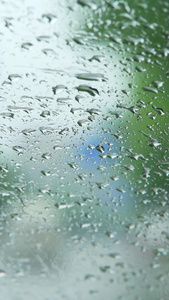梅雨季下雨天车玻璃上的水珠情绪素材视频