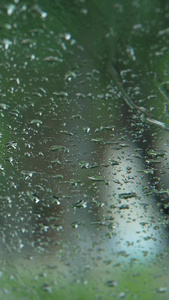 梅雨季下雨天车玻璃上的水珠车窗上的水珠视频