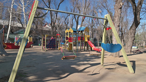 市中心的教堂广场公园的空儿童游乐场23秒视频