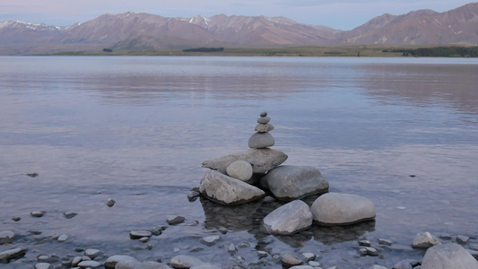 湖中石头与反射约翰山视频
