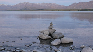 湖中石头与反射约翰山9秒视频