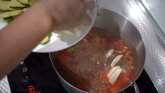 厨房做饭煮西红柿酸汤视频