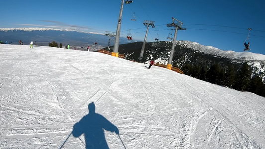 慢动作一起滑雪过山坡而停下脚步视频