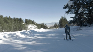 在滑雪山坡上滑雪15秒视频