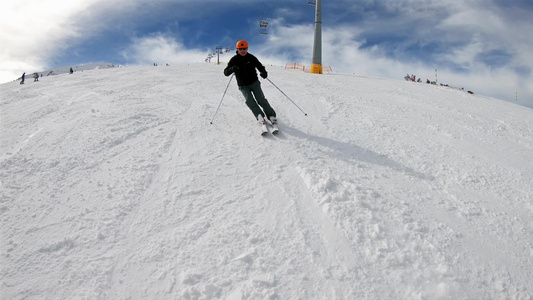 滑雪者前视角短转、慢动作,在斜坡下滑雪视频