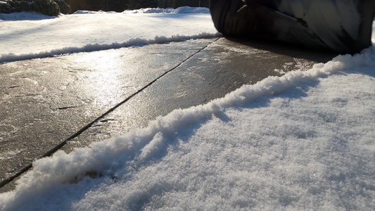 从混凝土表面铲起雪视频