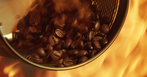 翻滚的咖啡豆与火焰的交融17秒视频