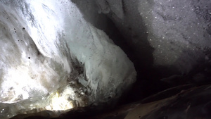 在冰洞里10秒视频