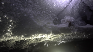 在山里的在冰川里在冰洞里9秒视频