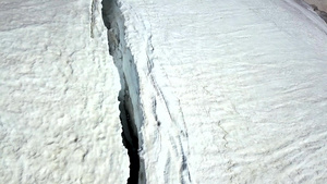 峰顶的冰川中巨大的裂缝13秒视频