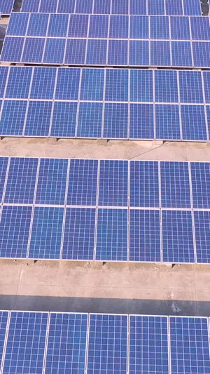 航拍屋顶上大片太阳能电池板视频素材清洁能源32秒视频