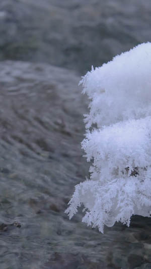 春天冰雪溶化河流流水冰雪消融22秒视频