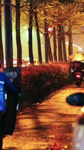 雨夜好看的街道送外卖的小哥外卖员视频