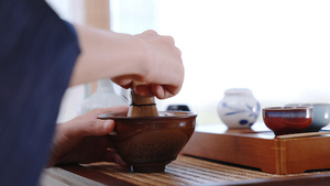 茶艺师在手工搅拌茶水12秒视频