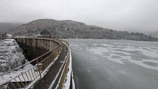 冬季风景中冷冻水坝的拱门视频