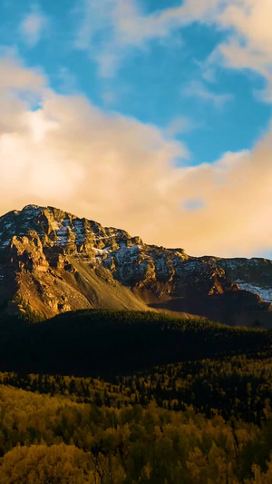秋季森林雪山日出光影延时秋季风景15秒视频