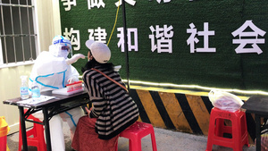 武汉城市小区常态化疫情防控医护人员做核酸检测4k素材29秒视频