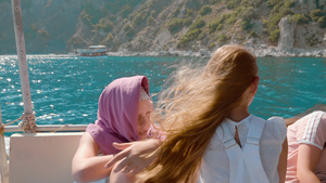 可爱的快乐少女在夏天乘船旅行16秒视频