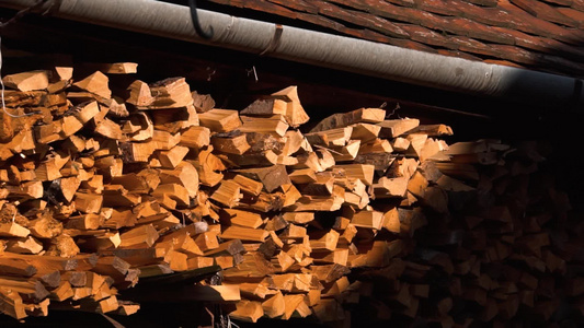 木柴堆积的背景。木柴堆积起来，准备过冬。工业木材木柴原木堆积起来。家庭隔离检疫或冬季准备概念视频