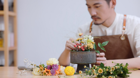 花艺师在修剪花视频