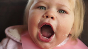 充满欢乐快乐的肥胖小女婴在等食物到嘴里9秒视频
