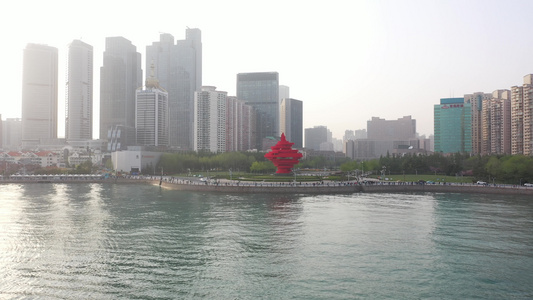 航拍中国山东青岛五四广场五月的风雕塑视频