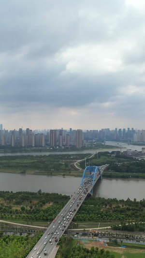 城市天空乌云密布暴雨来临前自然天气桥梁道路江景交通车流素材江景素材60秒视频