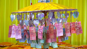 人们用捐赠的许多泰国钞票装饰伞20秒视频