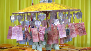 钞票被精细折叠装饰在金伞上献给佛教寺庙20秒视频