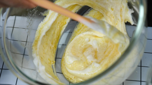 蛋黄糊和蛋白霜混合视频