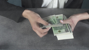 女人手里握着一堆厚厚的钞票36秒视频