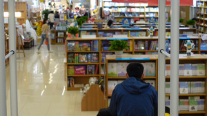 城市商业中心书店台阶上看书的人4k素材【该视频无肖像权，请勿商用】24秒视频