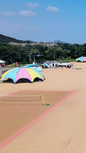 俯瞰海滨海边浴场航拍海浪游客旅游大连金石滩国家旅游度假区山型地貌65秒视频