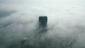 湖南长沙国金中心清晨迷雾航拍20秒视频