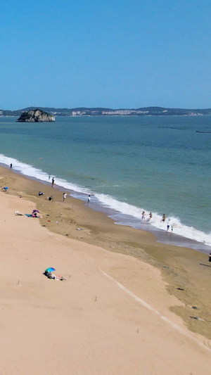 俯瞰海滨海边浴场航拍海浪游客旅游大连金石滩国家旅游度假区大连市65秒视频