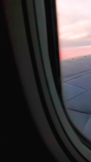 旅行途中搭乘飞机透过窗户看天空中晚霞31秒视频