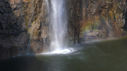 4k瀑布流水折射出彩虹视频