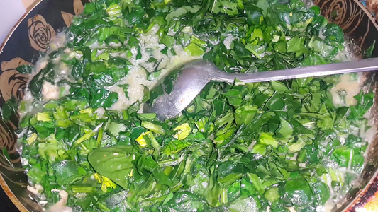 煮熟烹饪油中菠菜蔬菜的切碎绿叶视频