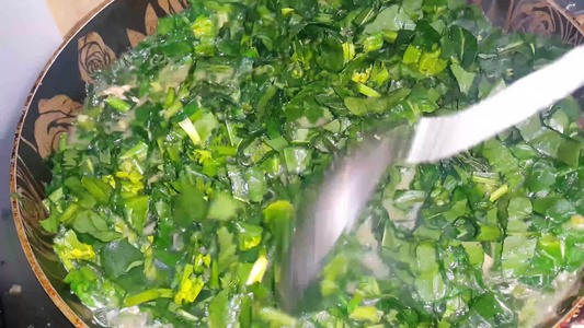 煮熟烹饪油中菠菜蔬菜的切碎绿叶视频