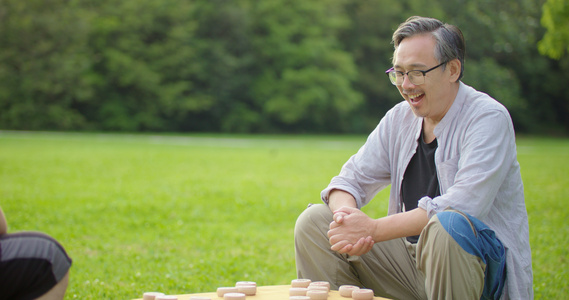 大叔与年轻人下棋时占据了上风视频