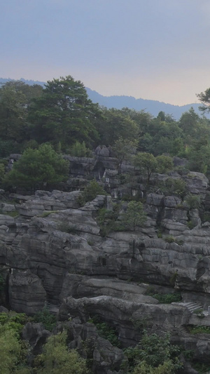 5a夕阳下的万盛石林龙鳞石海各种形态的石头33秒视频