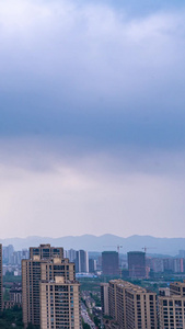 城市风雨突变下雨延时城市阴天视频