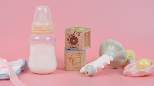 小奶瓶和婴儿玩具视频