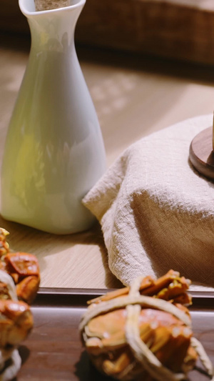 阳光下的菊花月饼大闸蟹和茶传统节日17秒视频