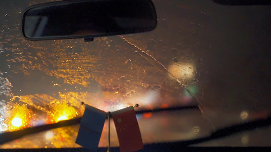 国庆假期雨天夜晚高速上行驶车内视角视频