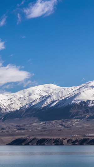 5A新疆帕米尔高原旅游景区白沙湖与昆仑山脉延时视频旅游目的地16秒视频