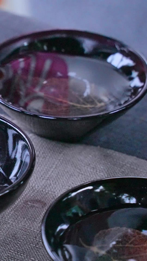 慢镜头升格拍摄素材江西景德镇集市上映着树叶的茶杯手工艺品53秒视频