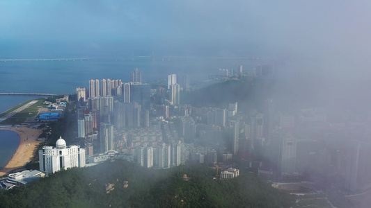云雾下的城市及街道视频