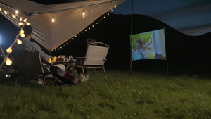 一家四口夜晚野外露营看电影28秒视频