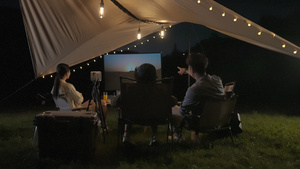 一家四口夜晚野外露营看电影66秒视频